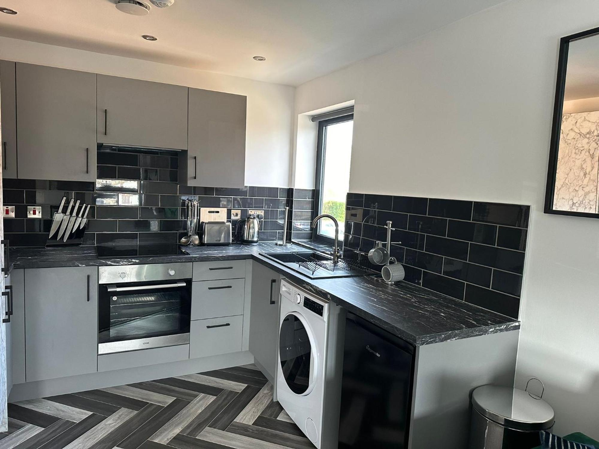 Newark House Premium Apartments With Sofa Beds - Wifi - Free Parking - Perfect For Contractors! Питерборо Екстериор снимка